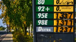 Degvielas uzpildes stacijas cenu tablo ar dažādu degvielas veidu un cenām Latvijā.
