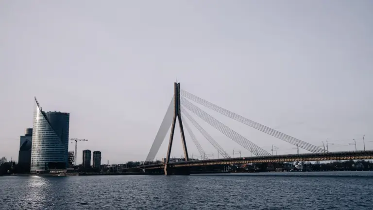 Vanšu tilts un Rīgas panorāma ar debesskrāpi pie Daugavas upes krasta.