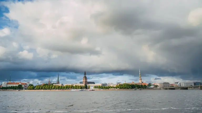 Laikapstākļi sestdien Latvijā: pirms ceļa pārbaudiet karti