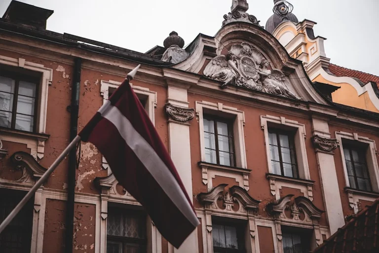 Latvijas valstiskuma ceļš: no 1918. gada līdz mūsdienu uzticībai