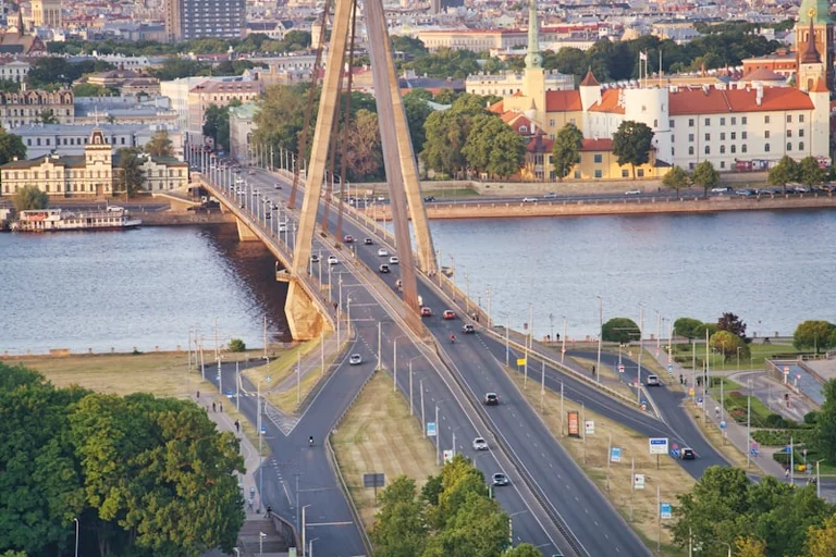 Rīgas sabiedriskā transporta biļešu cenas 2027. gadā: prognozes un riski