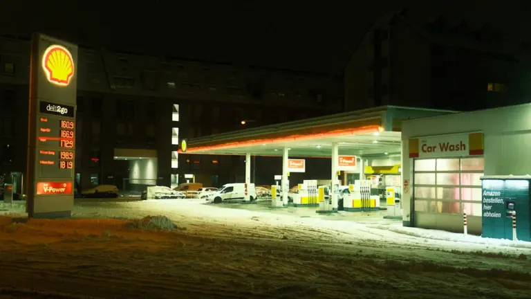 Degvielas cena Latvijā: kad lētāka stacija tiešām atmaksājas