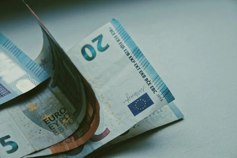 Kā ASV un ECB monetārā politika ietekmē Latvijas kredītmaksājumus 2026. gadā