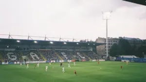 Latvijas futbola izlases spēlētāji uz laukuma stadionā pirms svarīgas futbola spēles.