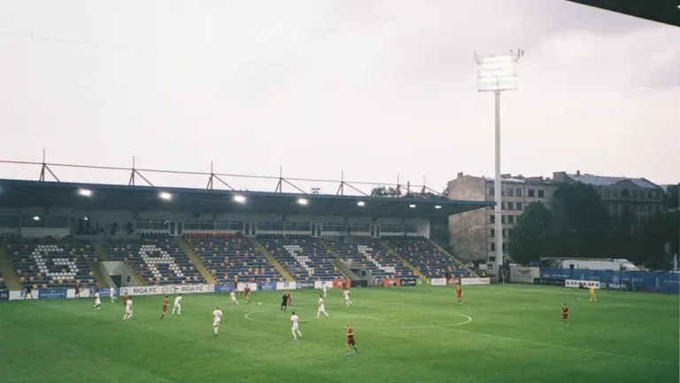 Latvijas futbola izlases spēlētāji uz laukuma stadionā pirms svarīgas futbola spēles.