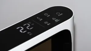Mūsdienīga sildītāja digitālais vadības panelis rāda temperatūru 22 grādu režīmā.