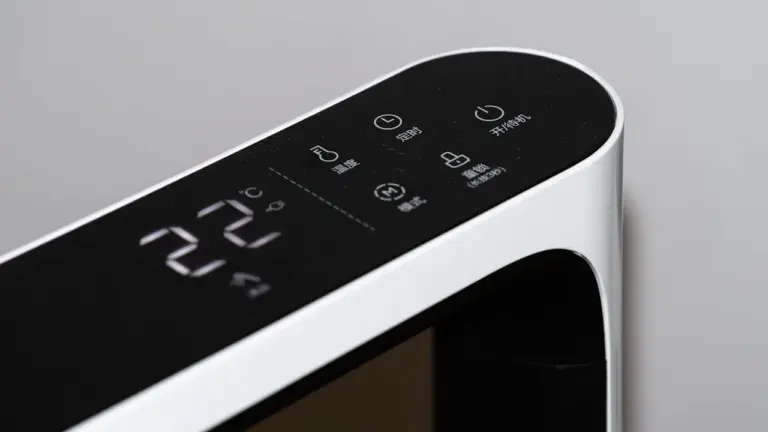 Mūsdienīga sildītāja digitālais vadības panelis rāda temperatūru 22 grādu režīmā.