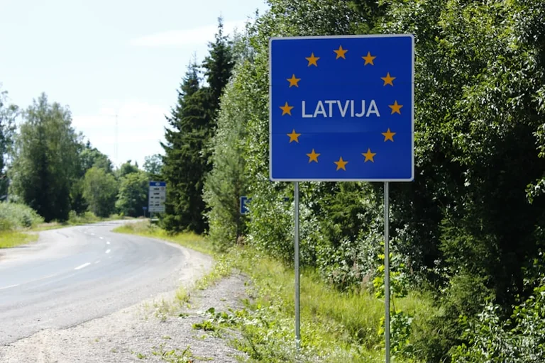 Zinību diena Latvijā: kas mainījies no 1996. līdz 2026. gadam