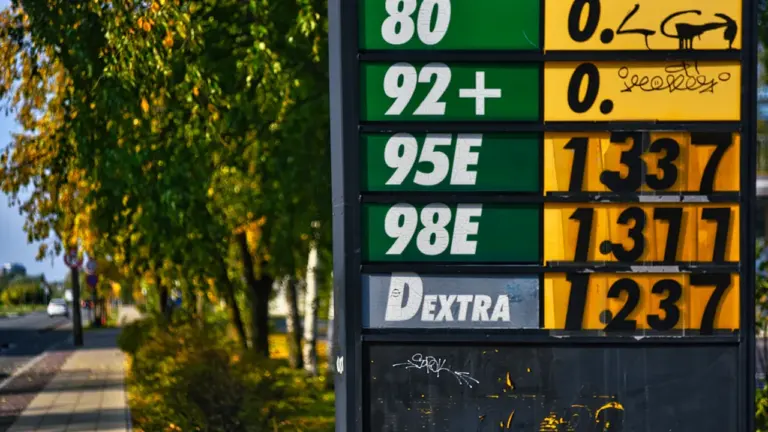 Degvielas uzpildes stacijas cenu tablo ar dažādu degvielas veidu cenām Latvijā.