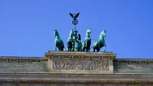 Brandenburgas vārtu kvadriga Berlīnē uz skaidras zilas debess fona simbolizē vācu tautas vienotību.